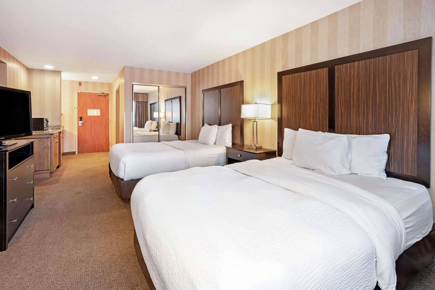Ropa de cama de alta calidad, escritorio y cortinas blackout 