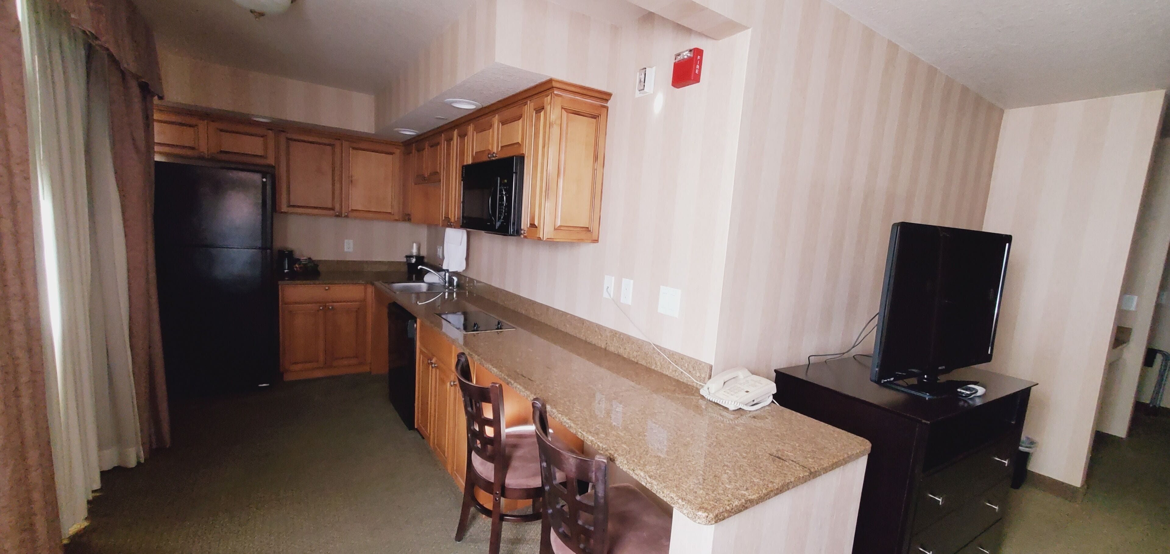 deluxe suite, 1 king bed, non smoking | private kitchenette | fridge, microwave, coffee/tea maker