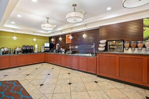 Café da manhã com buffet grátis todos os dias