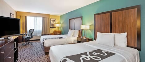 Ylelliset vuodevaatteet, työpöytä, pimennysverhot, silitysrauta/-lauta