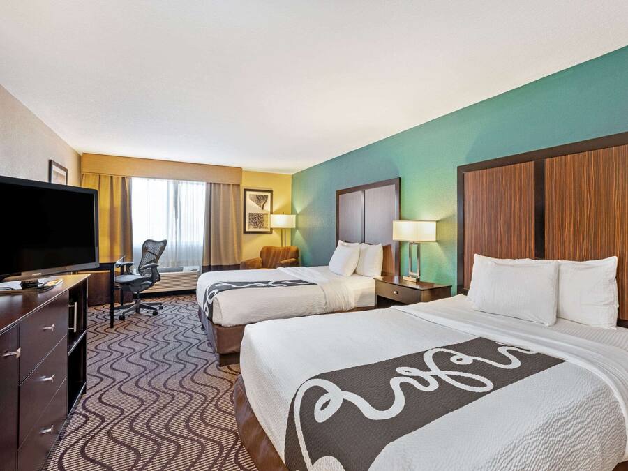 Luxe beddengoed, een bureau, verduisterende gordijnen