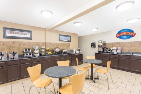 Desayuno continental incluido todos los días . Baymont by Wyndham Dubuque