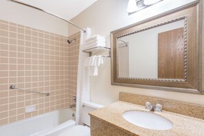 Bañera con ducha, artículos de tocador gratuitos, secador de pelo