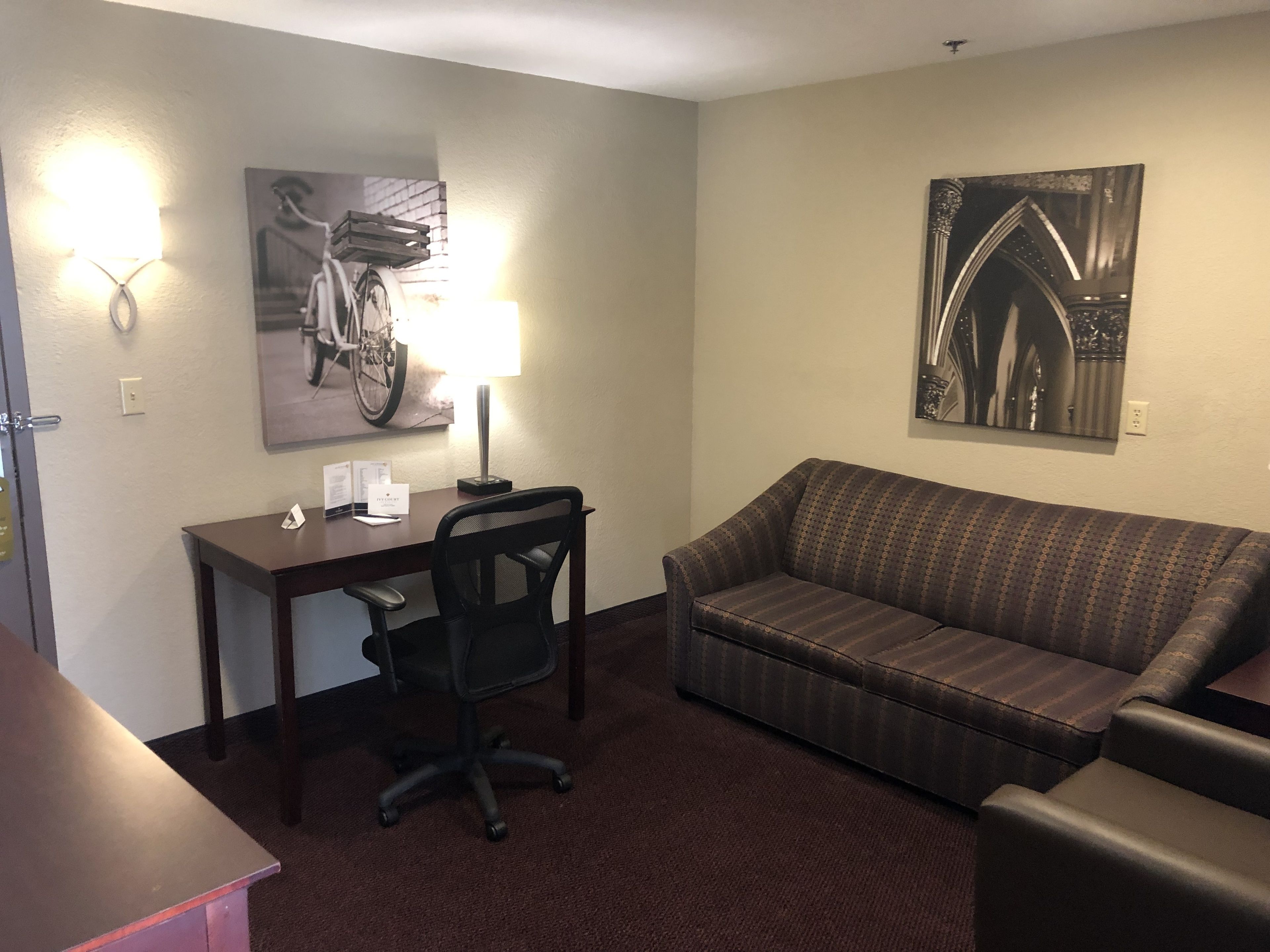 suite | living room | flat-screen tv