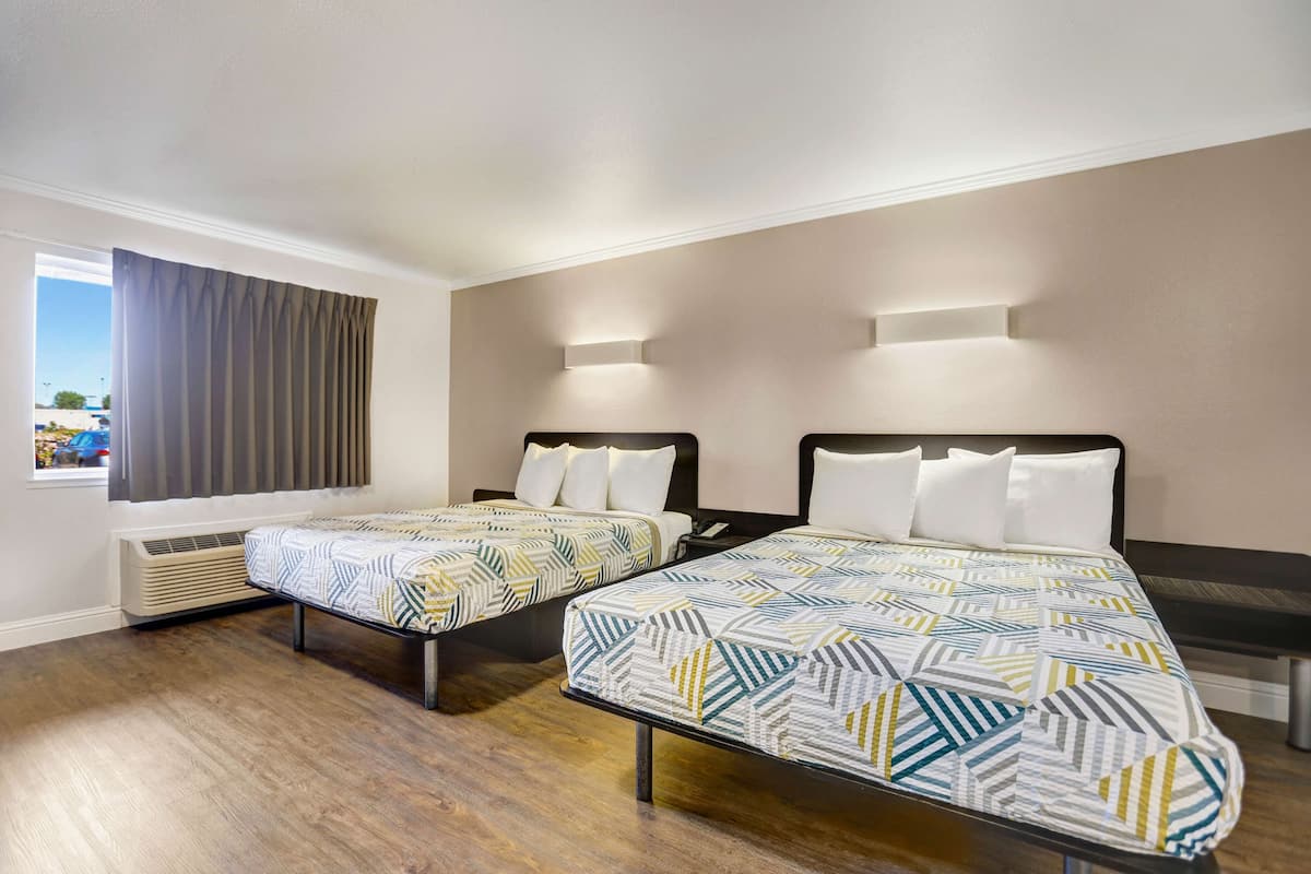 Escritorio, wifi gratis y ropa de cama