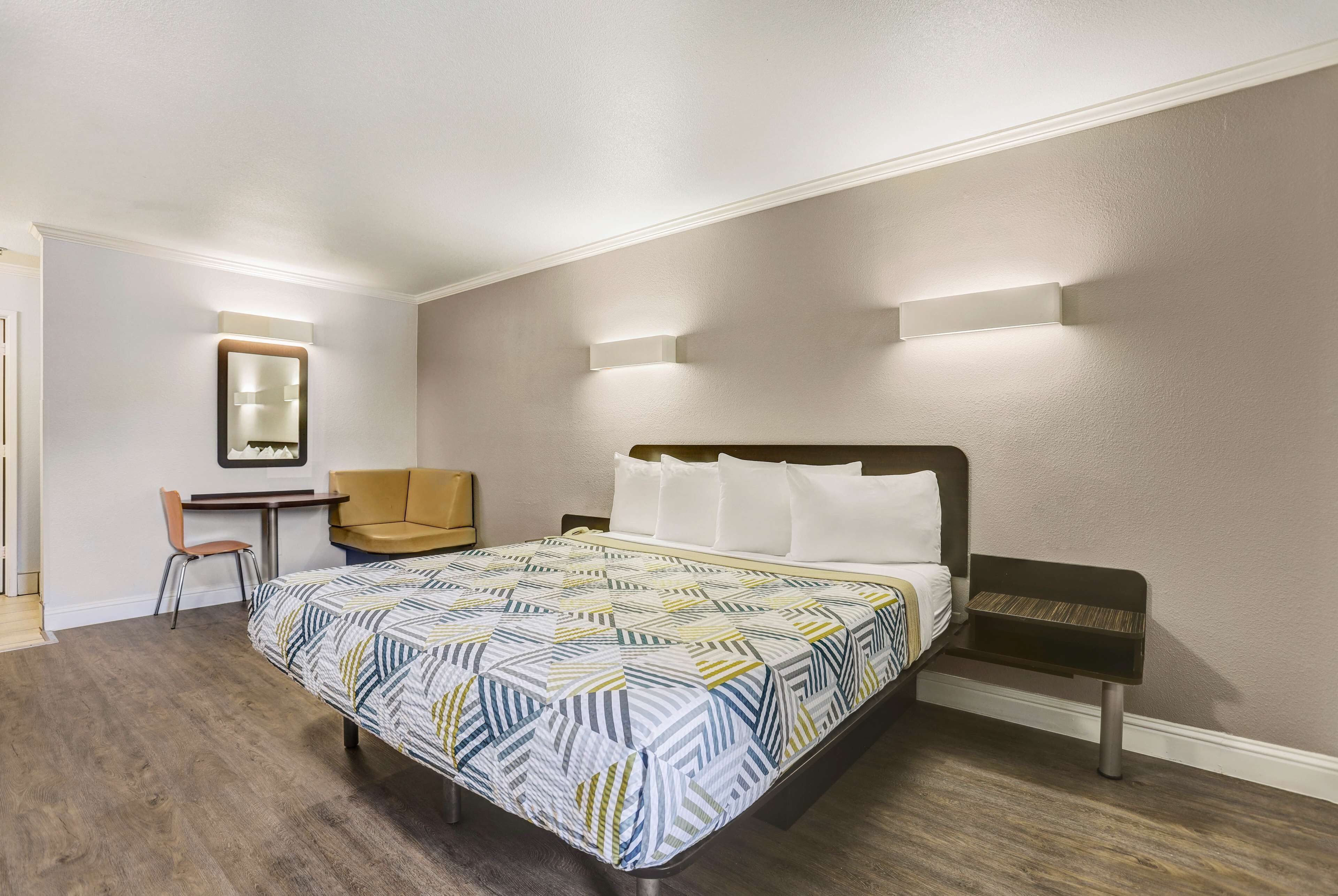 Escritorio, wifi gratis y ropa de cama 