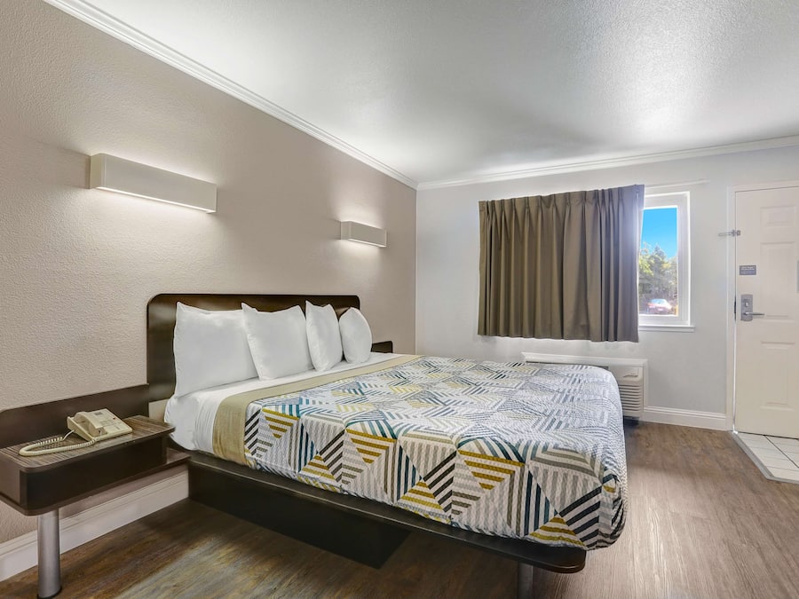 Escrivaninha, Wi-Fi de cortesia, roupa de cama