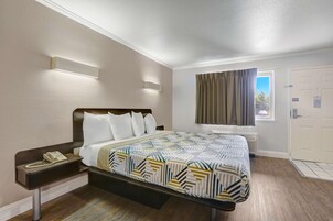 Escritorio, wifi gratis y ropa de cama 