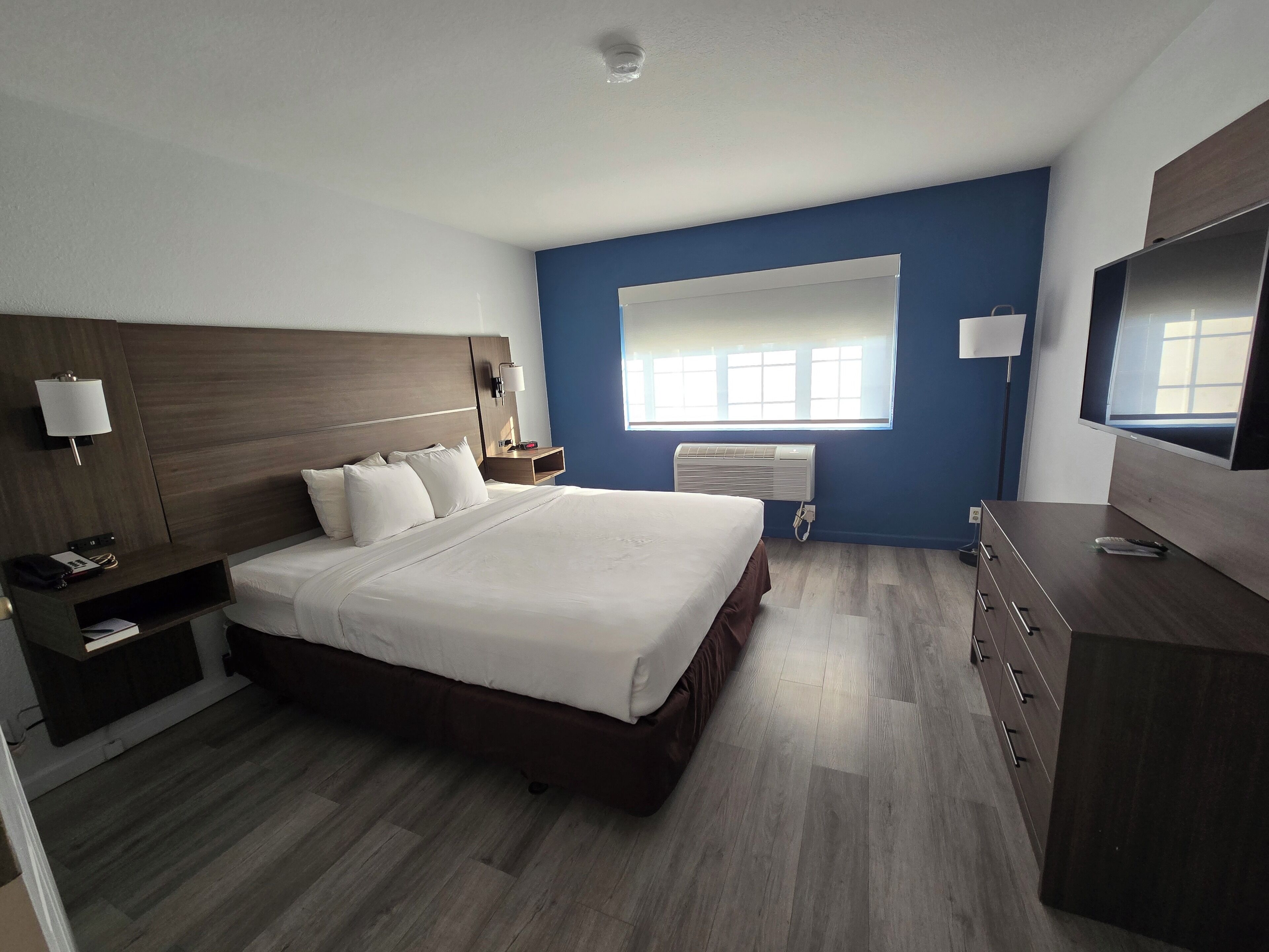 Suite, Non Smoking | Down comforters, pillowtop beds, desk, blackout drapes