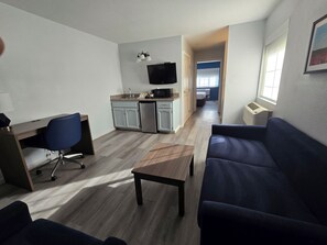 Suite, Non Smoking | Living area | 32-inch LCD TV with satellite channels, TV - Quality Inn & Suites Tulare (Tulare)