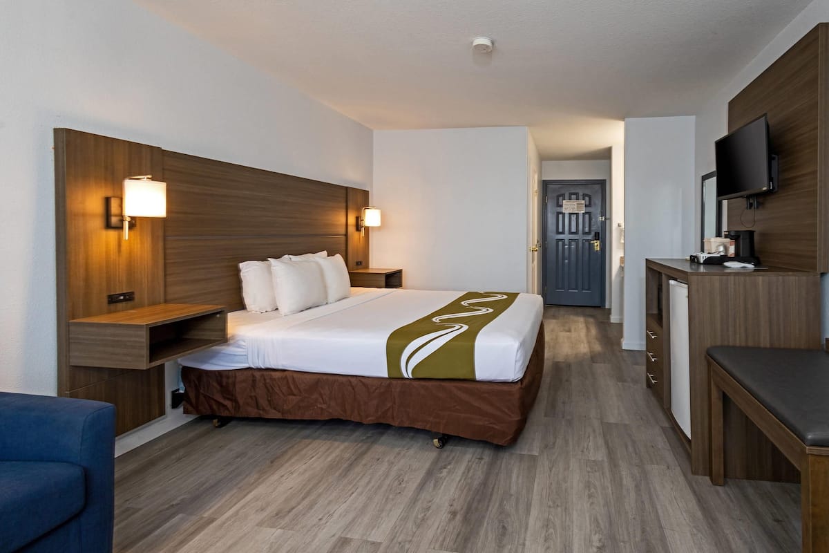 Chambre Standard, 1 très grand lit et 1 canapé-lit | Surmatelas, bureau, rideaux occultants, fer et planche à repasser