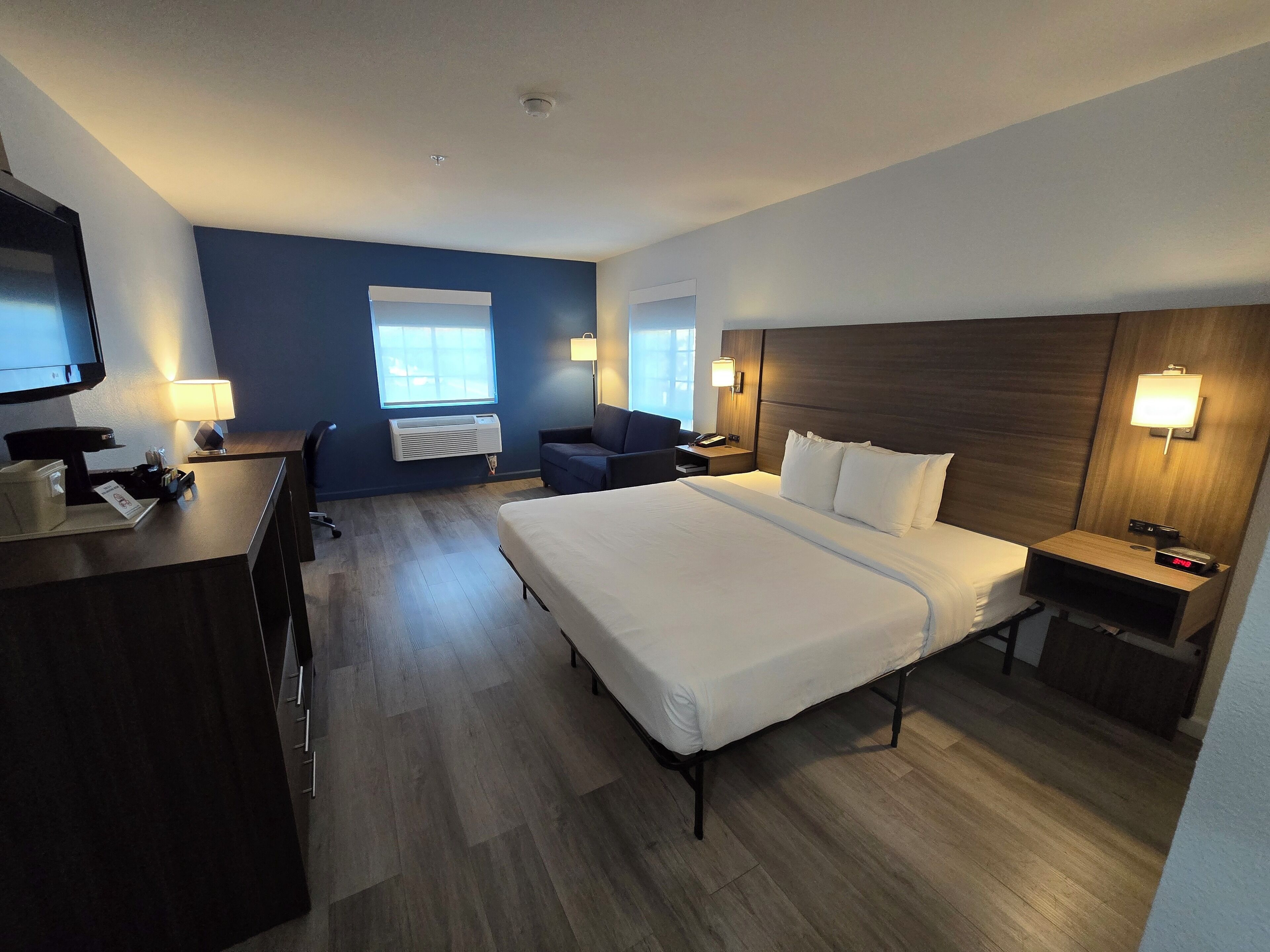 Cubrecamas, colchones con pillow-top, escritorio y cortinas blackout 