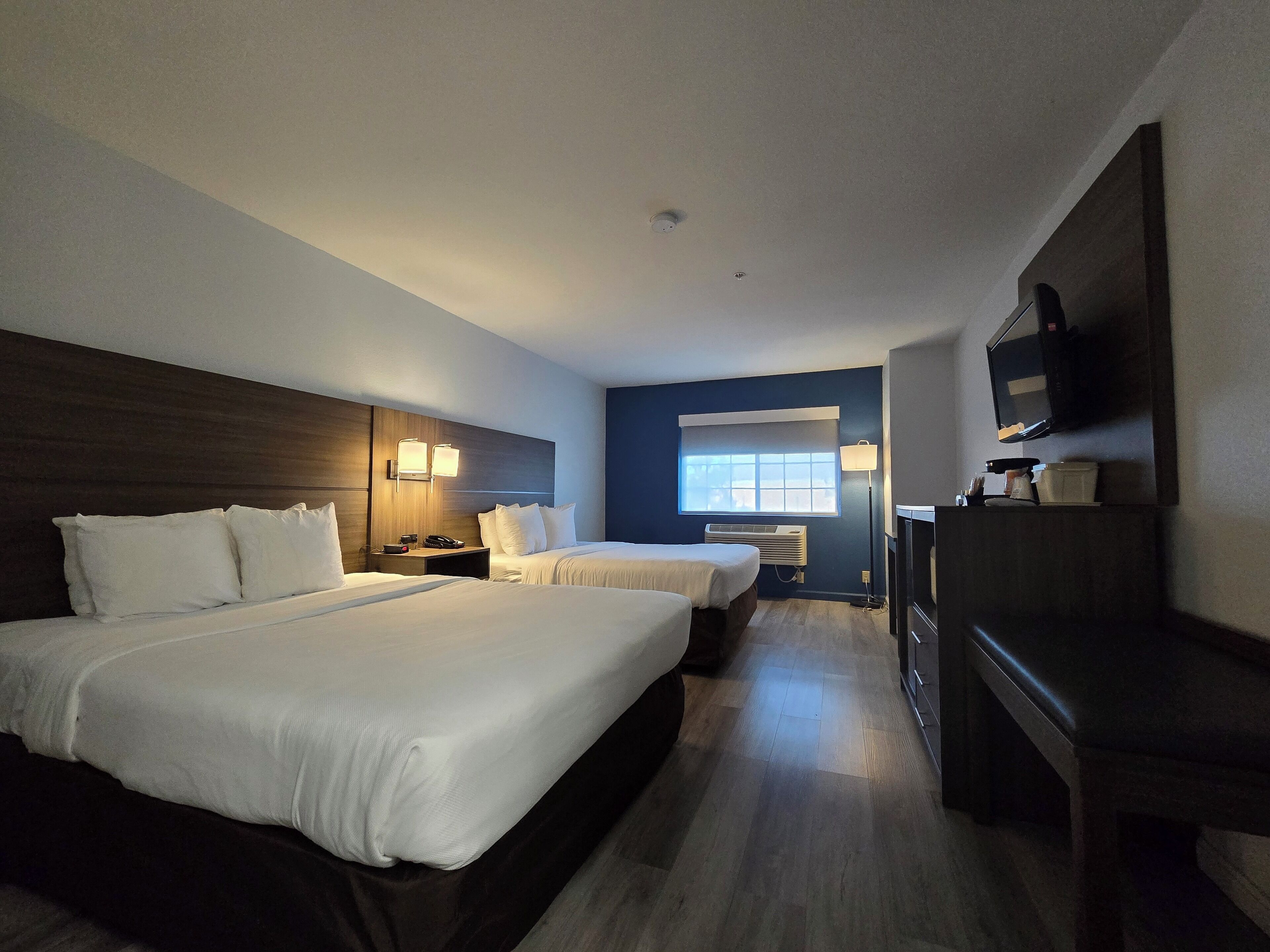 Habitación estándar, 2 camas Queen size, para no fumadores | Edredón, camas con pillow-top, escritorio y cortinas blackout 