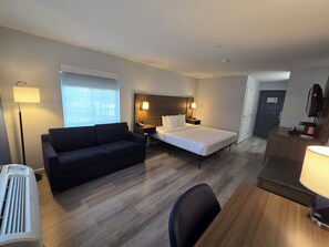 Chambre Standard, 1 très grand lit et 1 canapé-lit | Couette en duvet d'oie, surmatelas, bureau, rideaux occultants