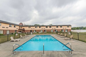 Una piscina al aire libre de temporada