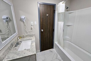 Combined shower/tub, free toiletries, hair dryer, towels