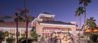 La Fuente Inn & Suites