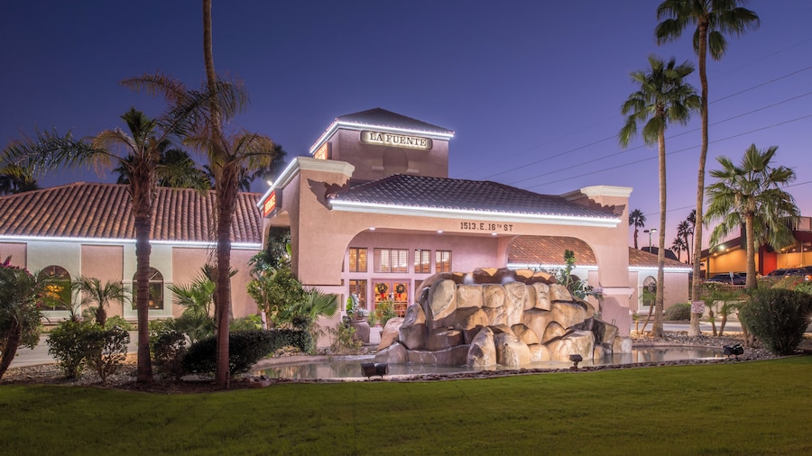 La Fuente Inn & Suites