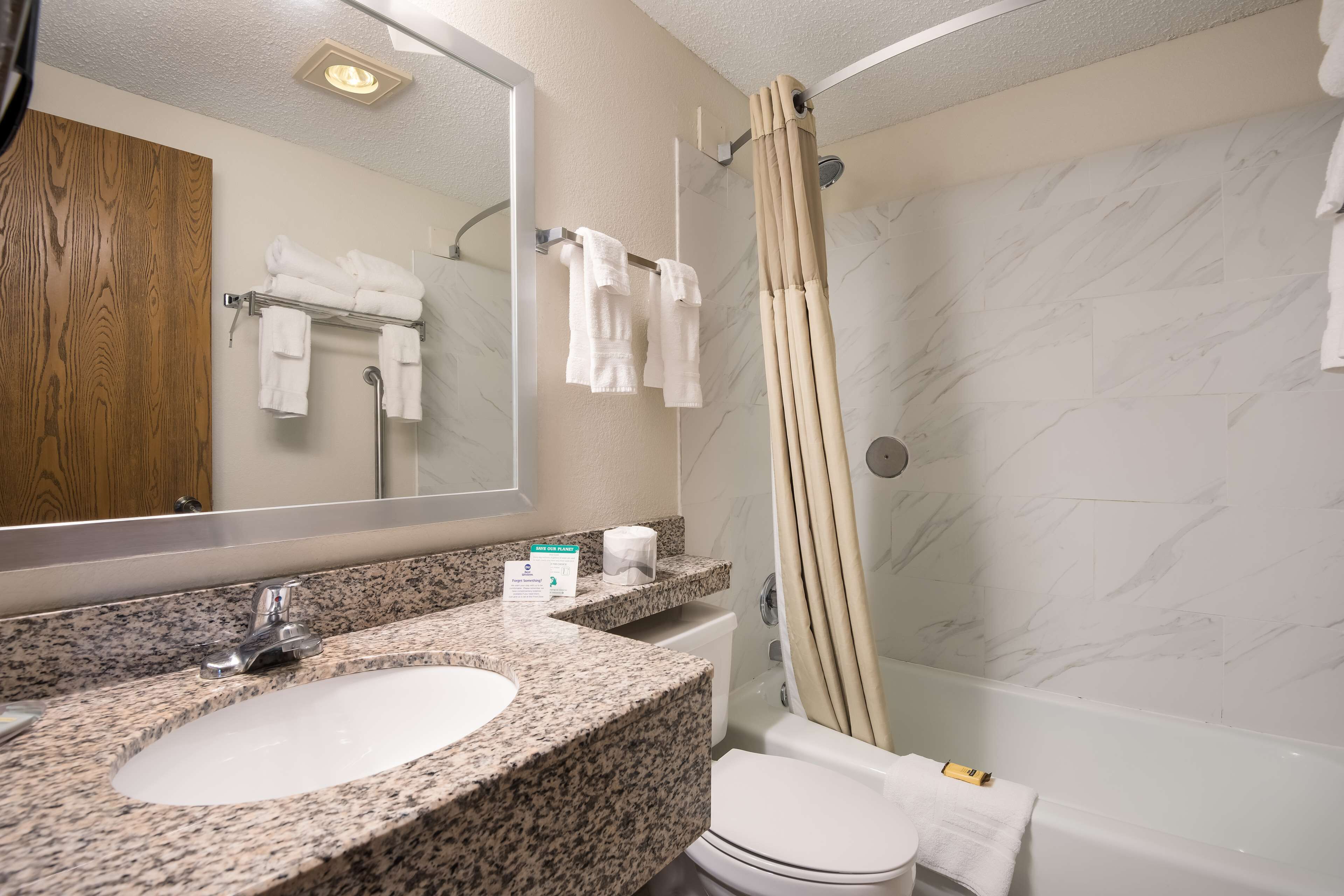 Suite, varias camas, no fumadores (with Sofabed) | Baño | Ducha y bañera combinadas y cabezal de ducha tipo lluvia