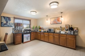 Free buffet breakfast - Best Western Mt. Pleasant Inn (Mount Pleasant)