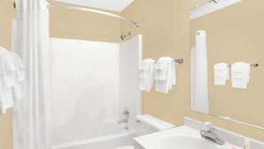 Un baño con bañera, inodoro y lavabo.