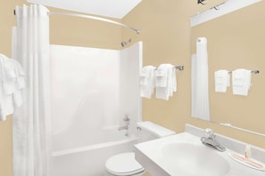 Combined shower/bathtub, free toiletries, hair dryer, towels