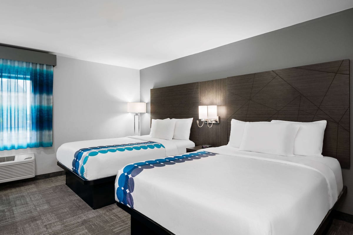 Chambre Deluxe, 2 grands lits, non-fumeur | Literie de qualité, bureau, fer et planche à repasser