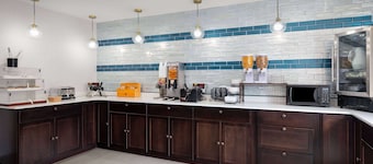 La Quinta Inn by Wyndham Indianapolis Airport Executive Dr