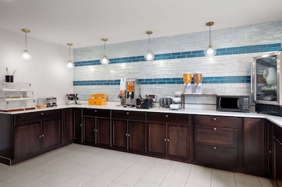 La Quinta Inn by Wyndham Indianapolis Airport Executive Dr
