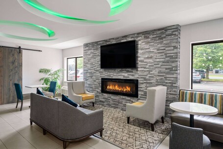 La Quinta Inn by Wyndham Indianapolis Airport Executive Dr - Image 2