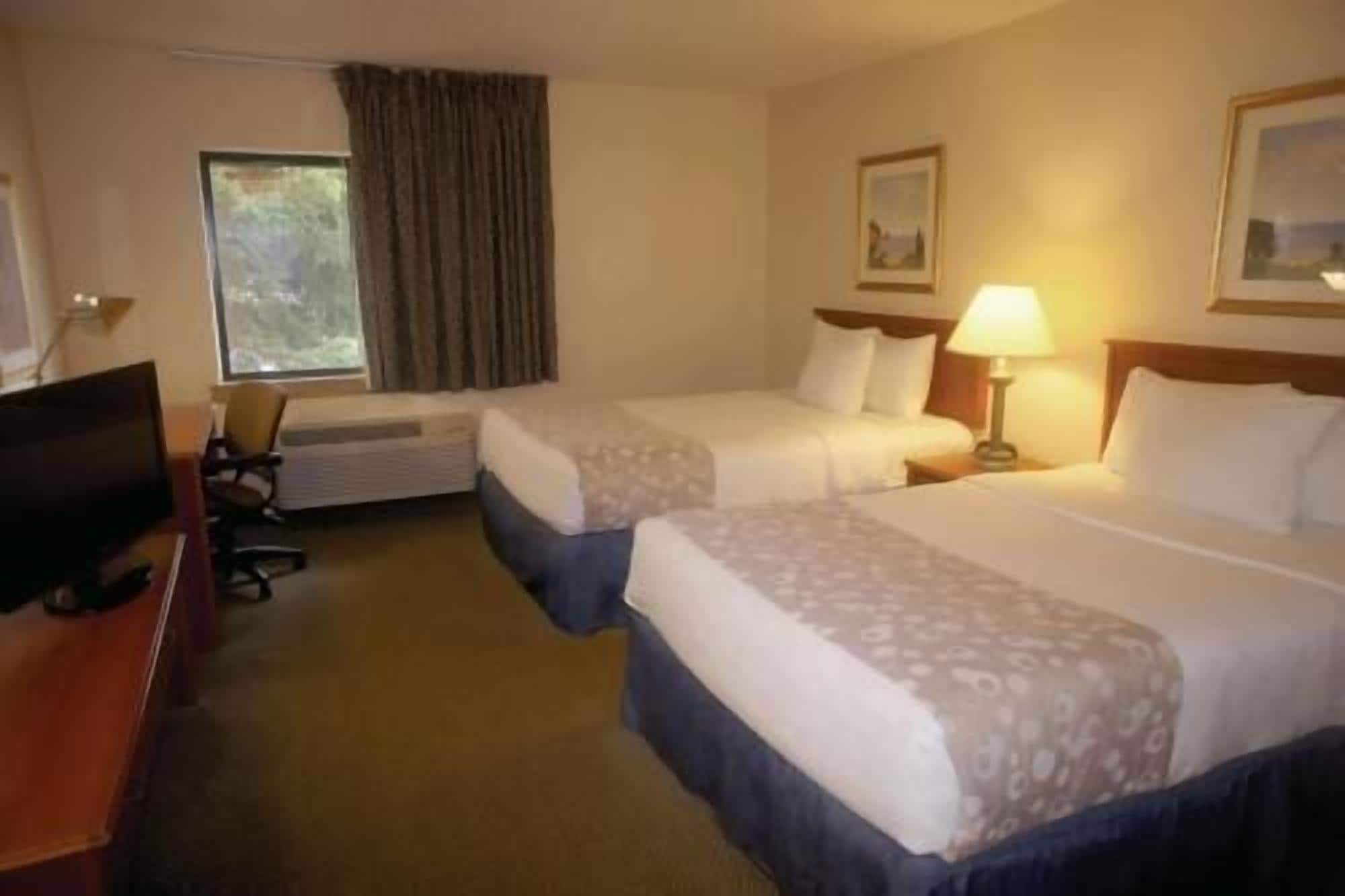 Roupas de cama premium, escrivaninha, ferros/tábuas de passar roupa