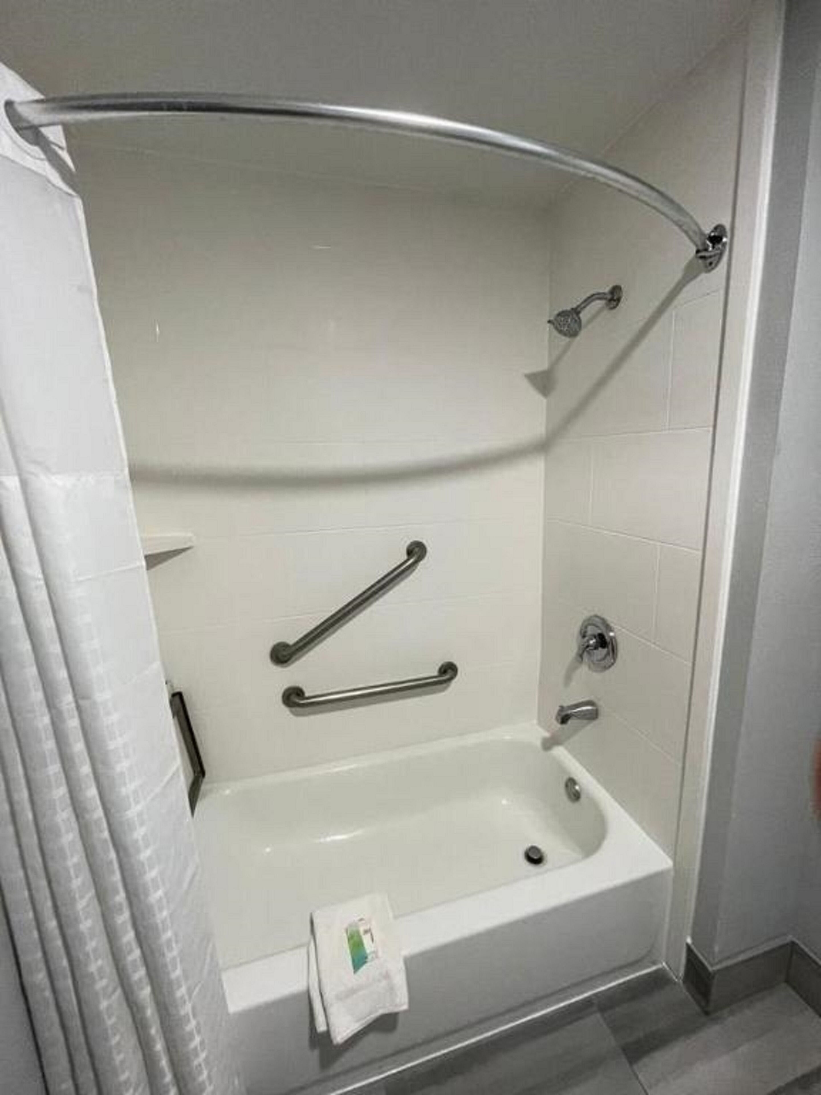 combined shower/bathtub, free toiletries, hair dryer, towels
