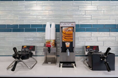 La Quinta Inn by Wyndham Indianapolis Airport Executive Dr - Image 4