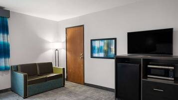 Studio Suite, 1 King Bed, Non Smoking | Premium bedding, desk, iron/ironing board, free cots/infant beds