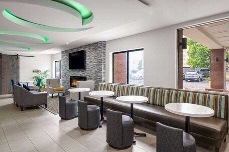 La Quinta Inn by Wyndham Indianapolis Airport Executive Dr - Image 31