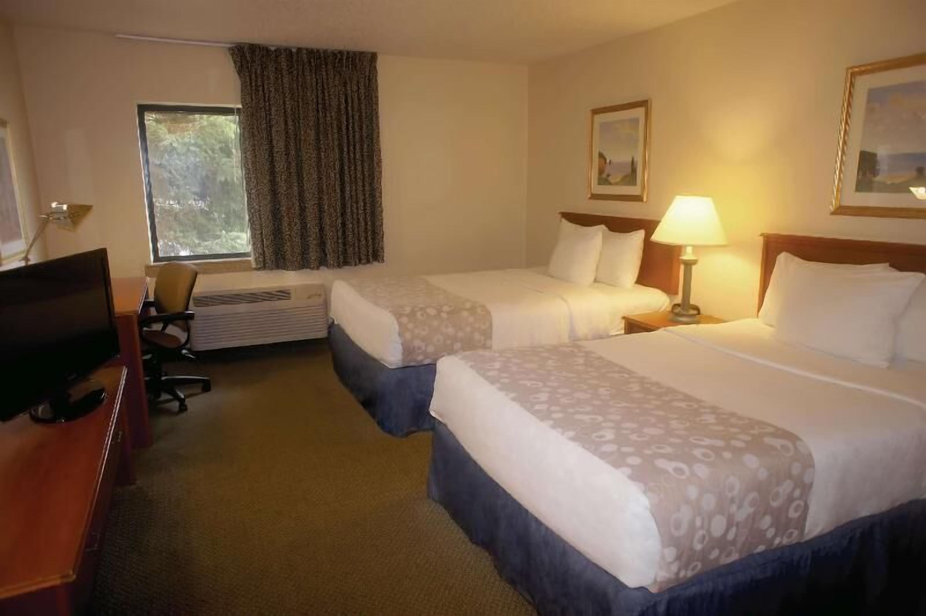 Roupas de cama premium, escrivaninha, ferros/tábuas de passar roupa