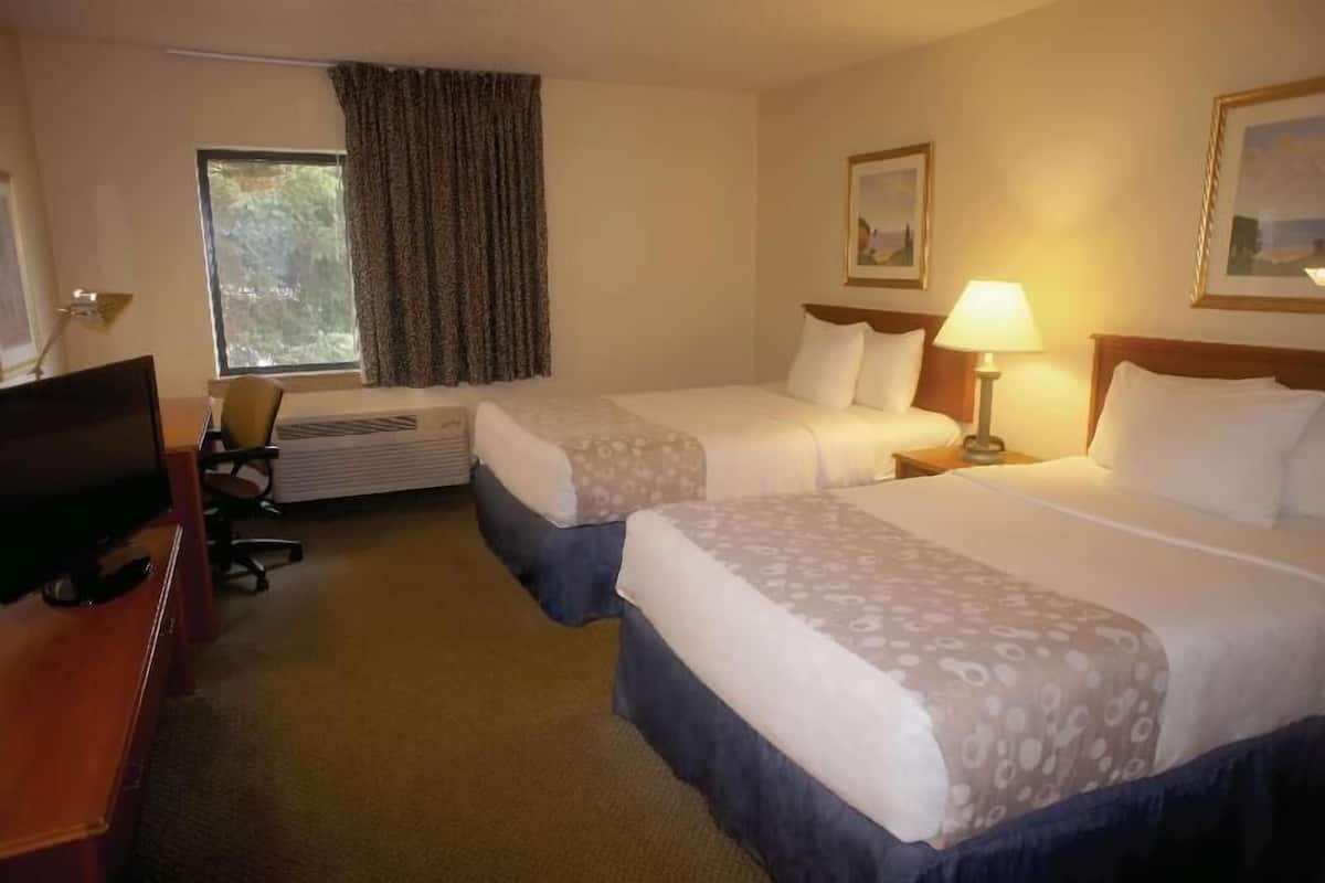 Premium bedding, desk, iron/ironing board, free cots/infant beds