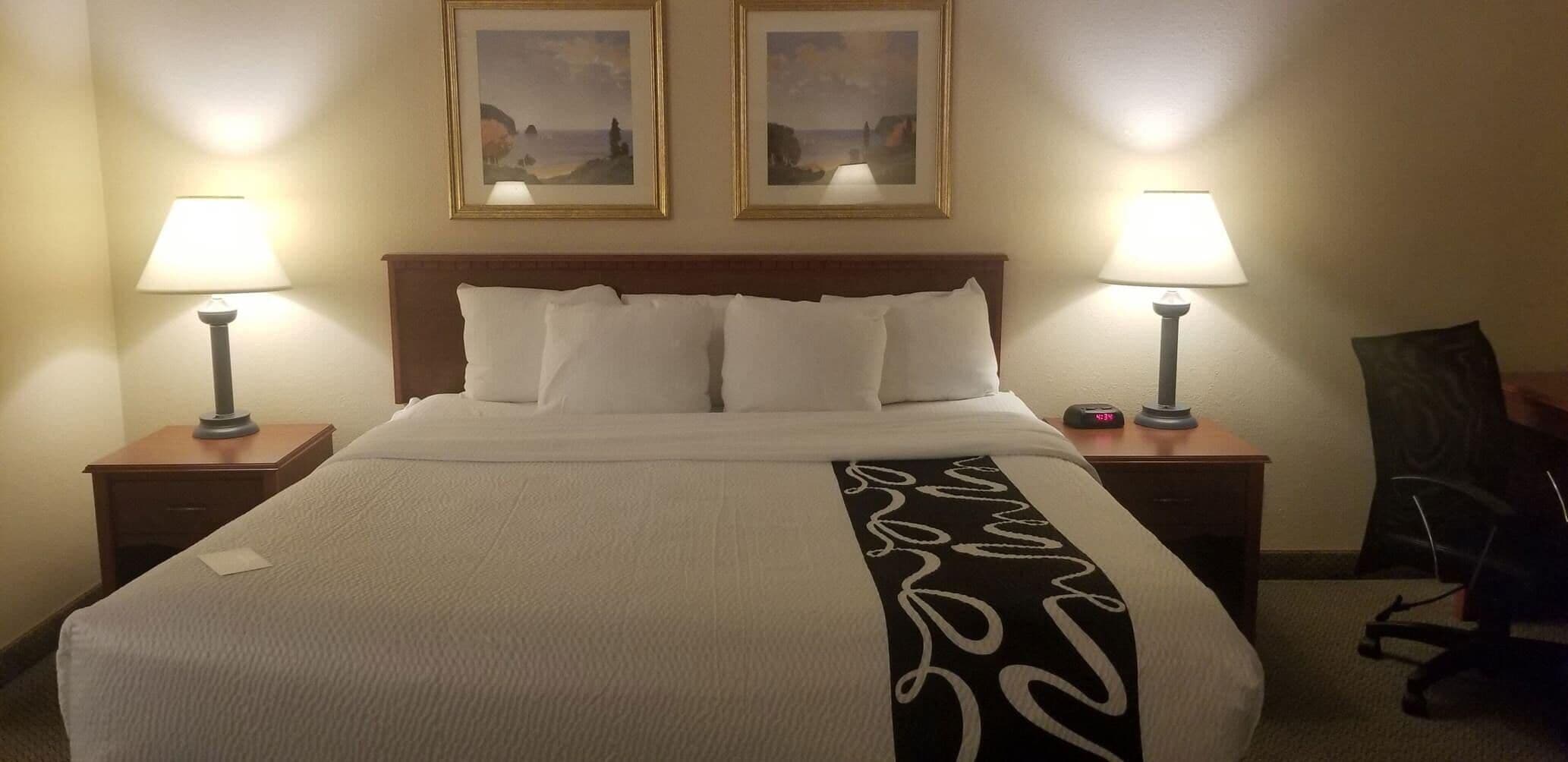 Roupas de cama premium, escrivaninha, ferros/tábuas de passar roupa