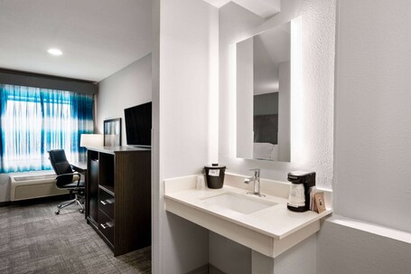 La Quinta Inn by Wyndham Indianapolis Airport Executive Dr - Image 35