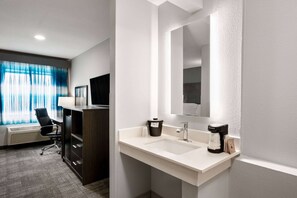 Chambre Deluxe, 1 grand lit, accessible aux personnes à mobilité réduite, non-fumeurs | Literie de qualité supérieure, bureau, fer et planche à repasser