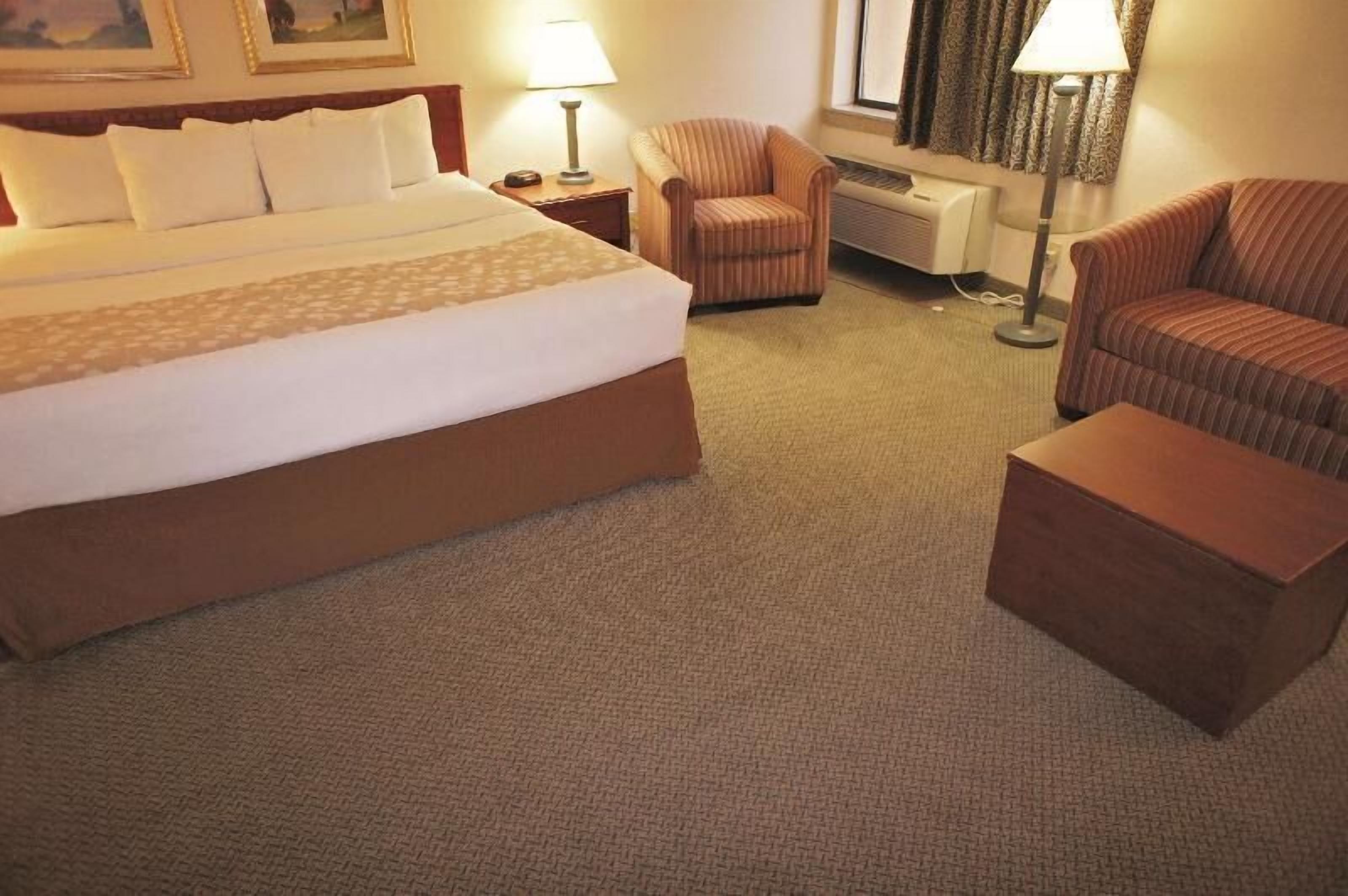 Premium bedding, desk, iron/ironing board, free cots/infant beds