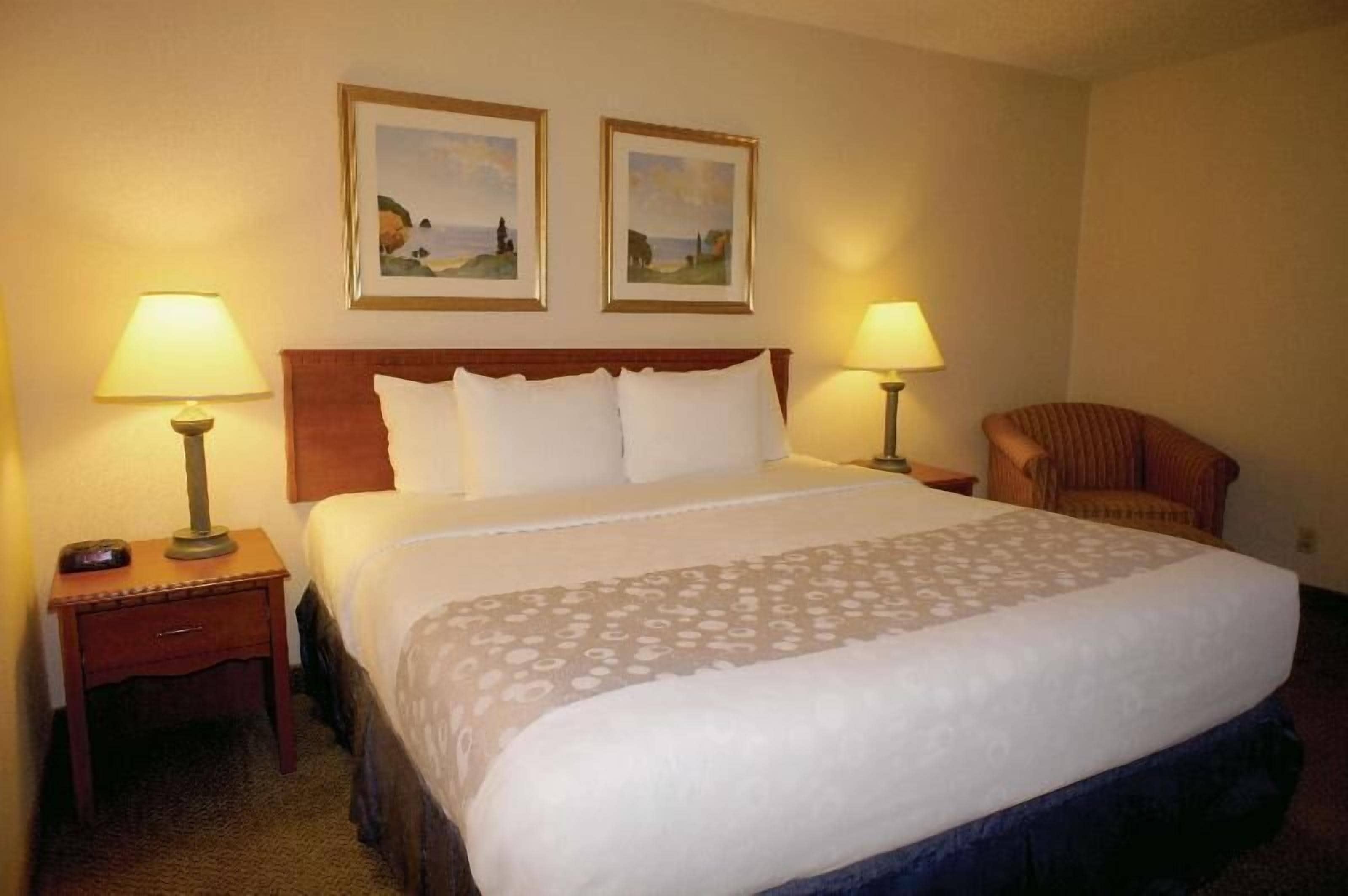 Roupas de cama premium, escrivaninha, ferros/tábuas de passar roupa