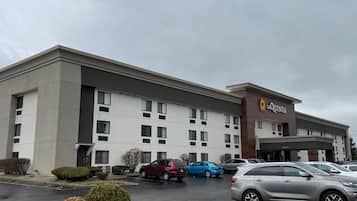 Un hôtel à plusieurs étages, doté d’un toit plat et d’un parking situé à l’avant.