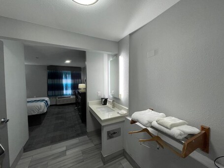 La Quinta Inn by Wyndham Indianapolis Airport Executive Dr - Image 20