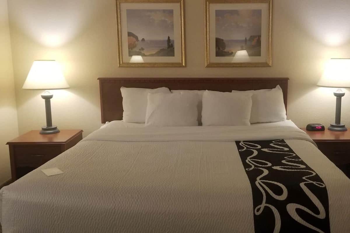 Premium bedding, desk, iron/ironing board, free cots/infant beds