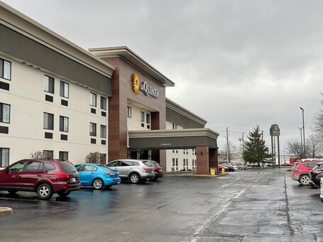 La Quinta Inn by Wyndham Indianapolis Airport Executive Dr - Image 8