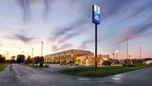 A large building with a sign reading "Best Western." - Best Western Martinsville Inn (Martinsville)