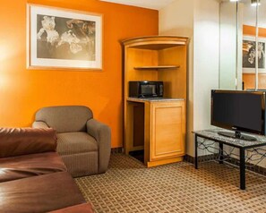 Suite, 1 cama Queen size y sofá cama, para no fumadores | Escritorio, tabla de planchar con plancha y cunas gratuitas 