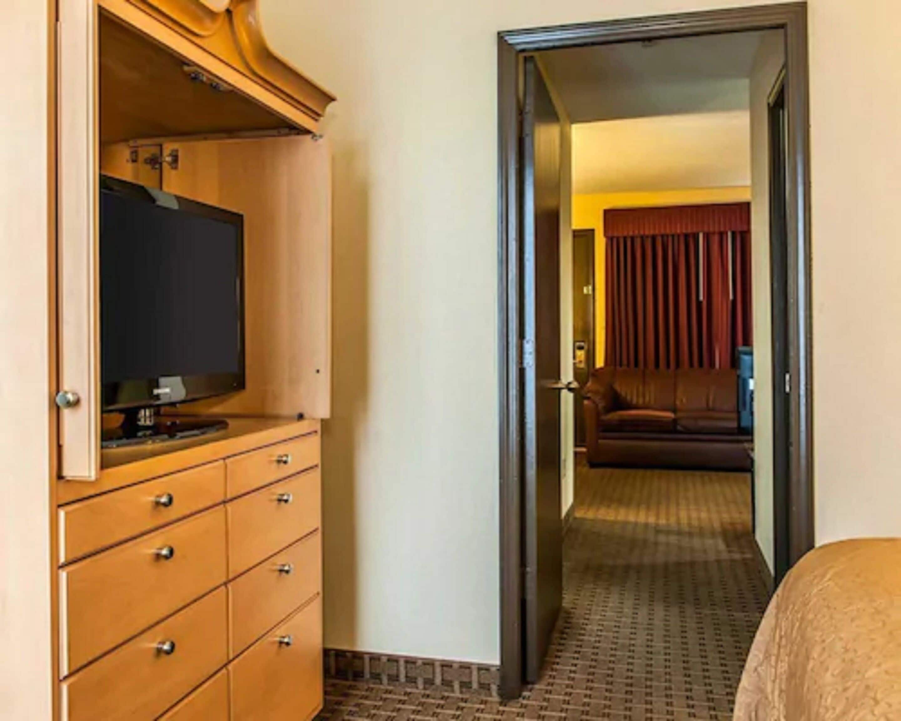 Bureau, fer et planche à repasser, lits bébé (gratuits)