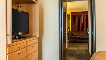 套房, 1 張加大雙人床和 1 張沙發床, 非吸煙房 | 書桌、熨斗/熨衣板、免費搖籃/嬰兒床、折疊床/加床